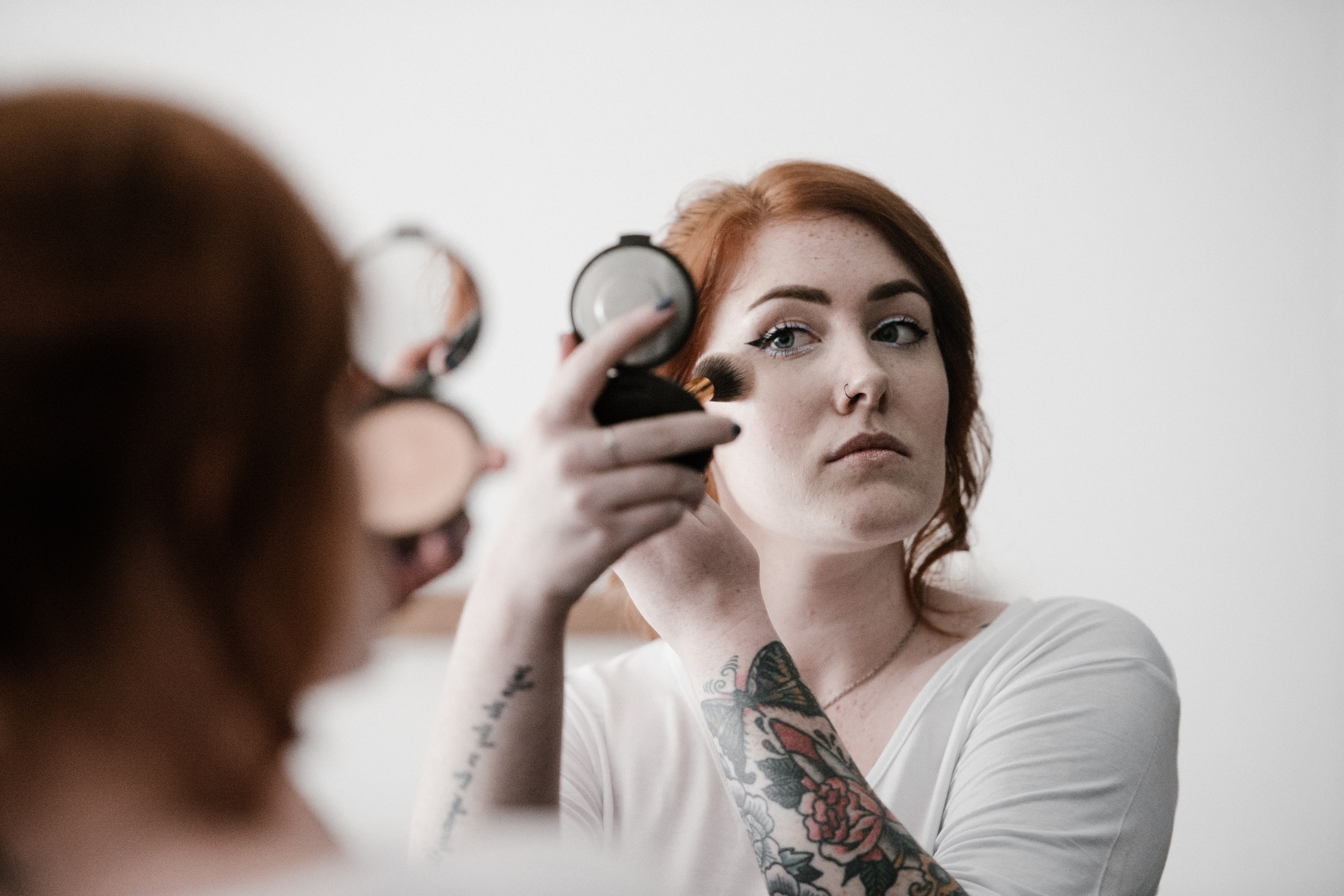 woman putting on makeup